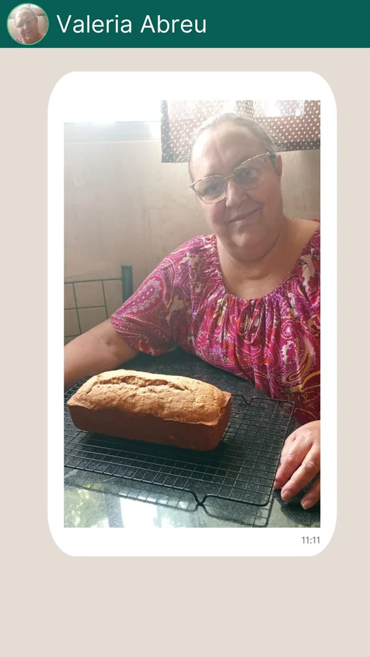 Aluna mostrando bolo sem glúten feito na Imersão