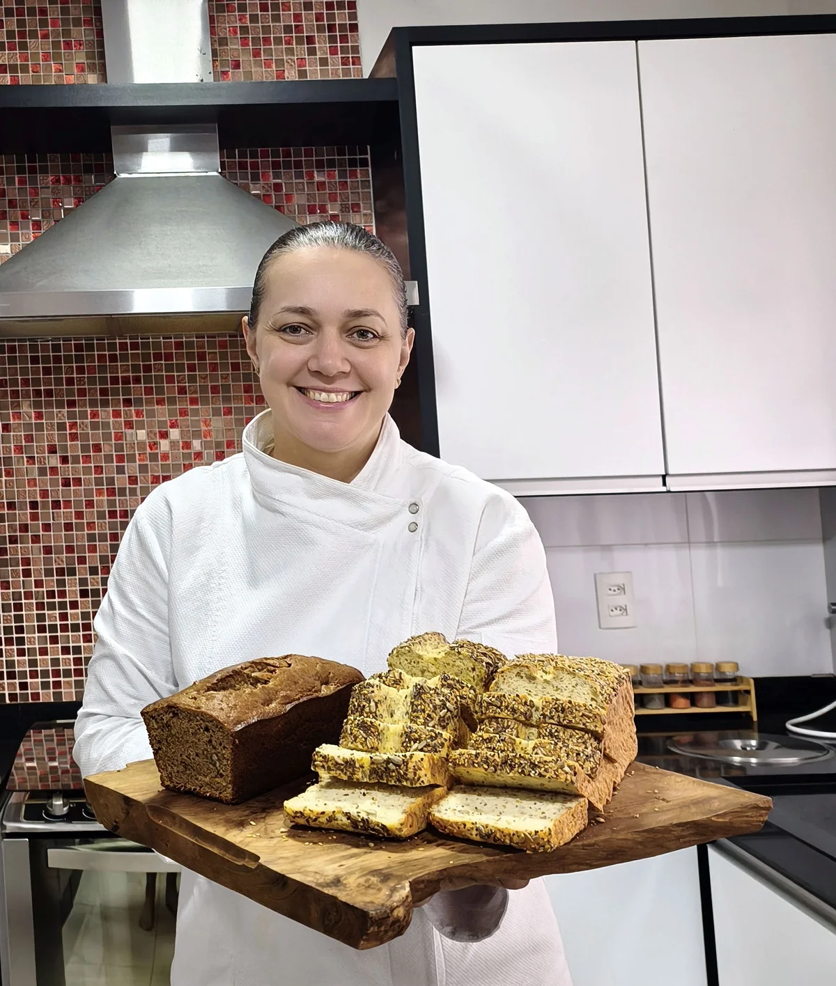 Andressa Sulzbach na cozinha com seu Pão com Grãos e seu Bolo de Paçoca sem glúten