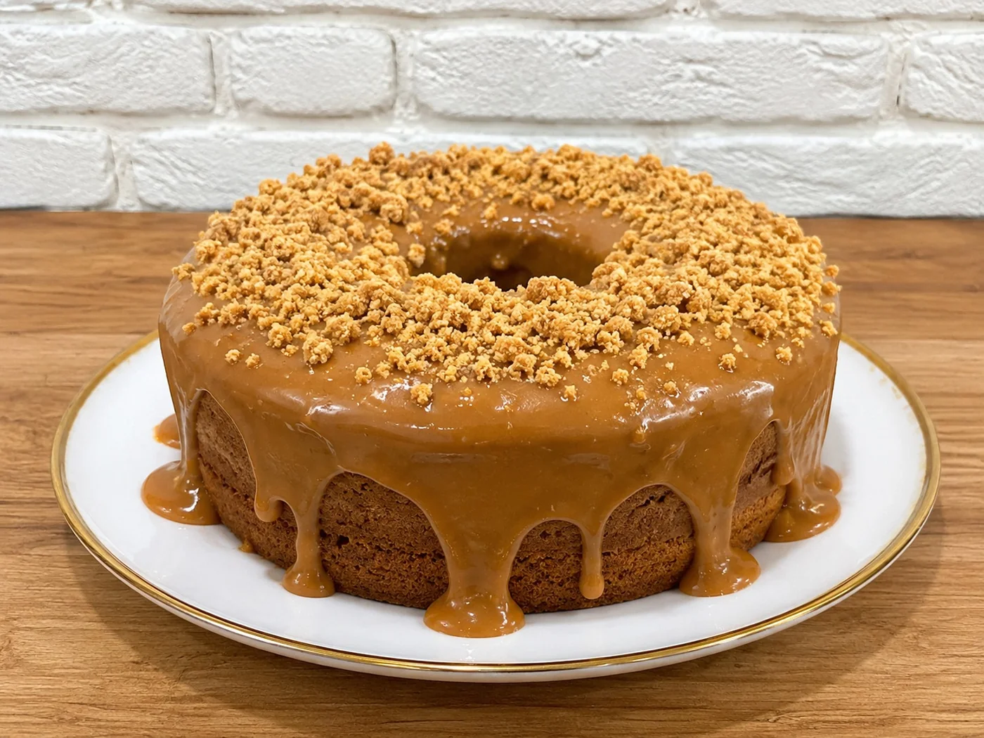 Bolo de Paçoca sem glúten com cobertura de doce de leite e farofa de paçoca